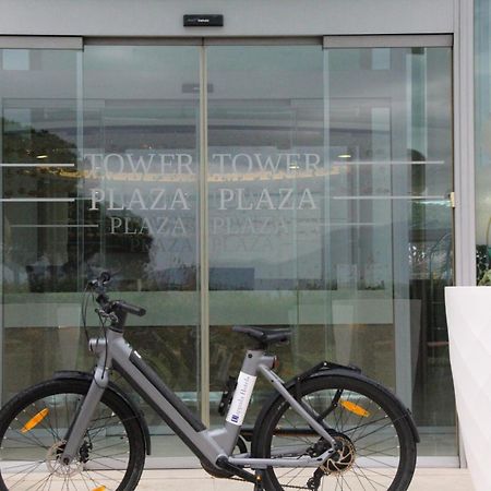 أبيتاليا تاور بلازا بيزا المظهر الخارجي الصورة A bicycle at the entrance of a shopping mall