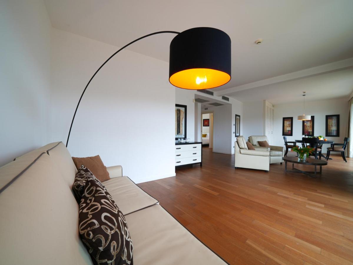 أبيتاليا تاور بلازا بيزا المظهر الخارجي الصورة A floor lamp