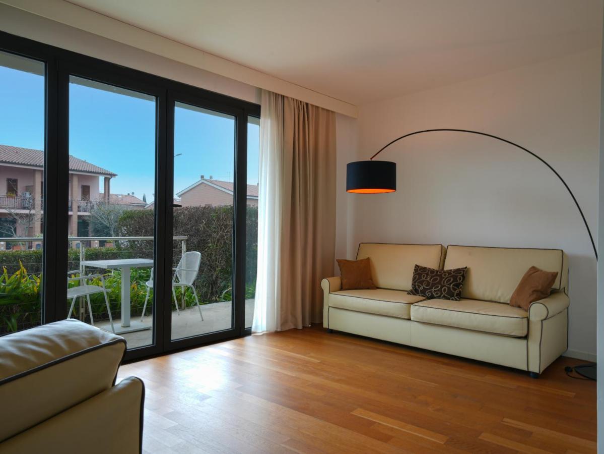 أبيتاليا تاور بلازا بيزا المظهر الخارجي الصورة A living room with a floor lamp