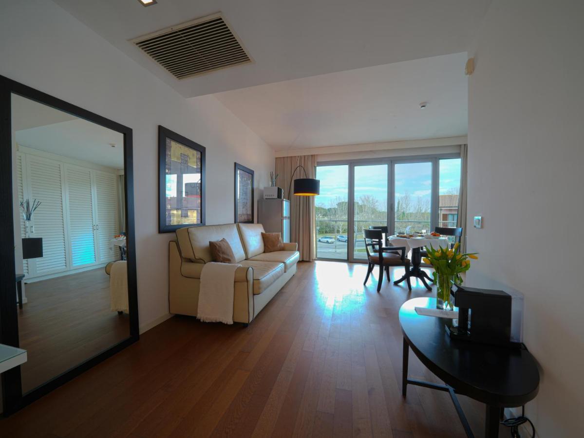 أبيتاليا تاور بلازا بيزا المظهر الخارجي الصورة A living room in a typical apartment