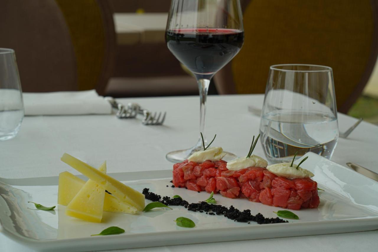 أبيتاليا تاور بلازا بيزا المظهر الخارجي الصورة A glass of red wine with a plate of tartar