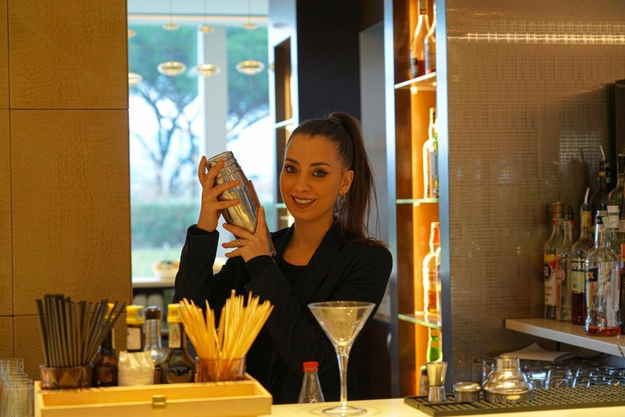 أبيتاليا تاور بلازا بيزا المظهر الخارجي الصورة A bartender shaking a cocktail
