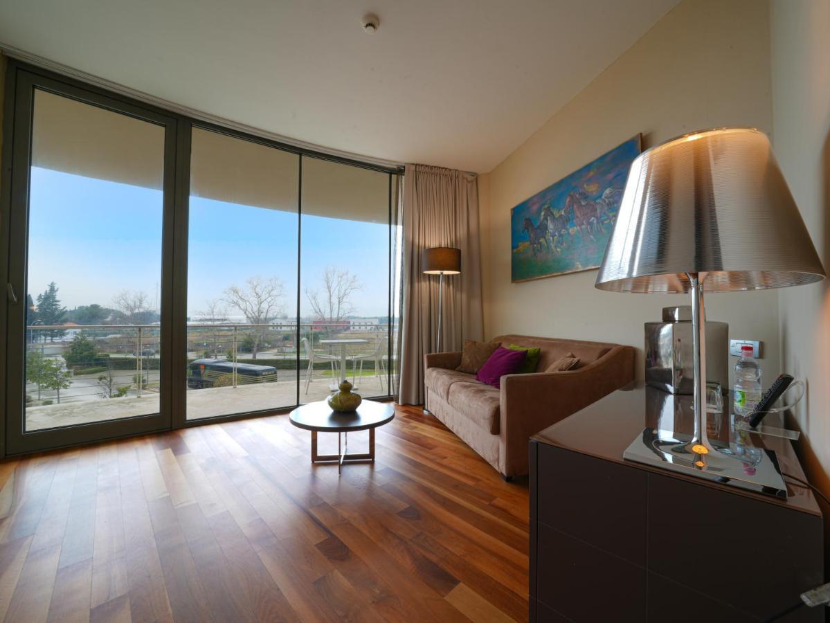 أبيتاليا تاور بلازا بيزا المظهر الخارجي الصورة A living room in a typical apartment