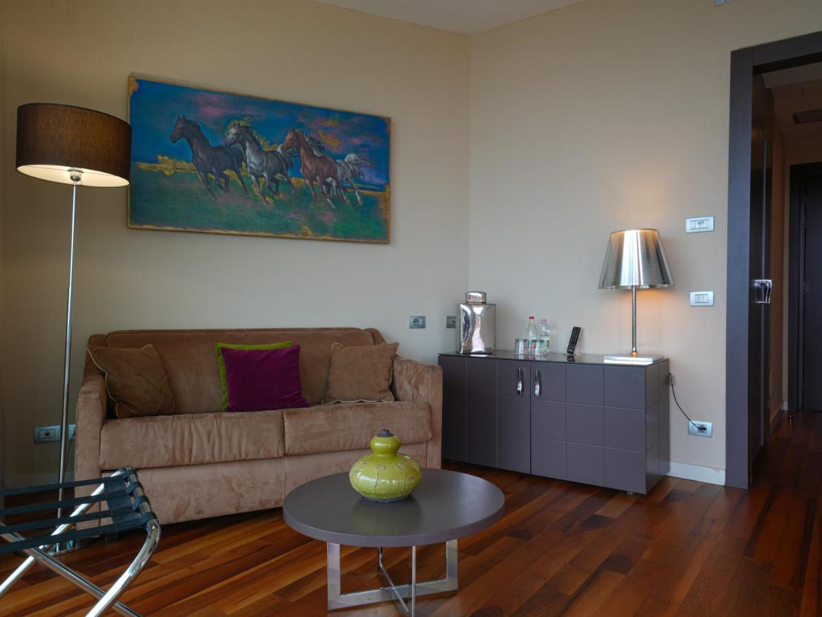 أبيتاليا تاور بلازا بيزا المظهر الخارجي الصورة A living room in a hotel