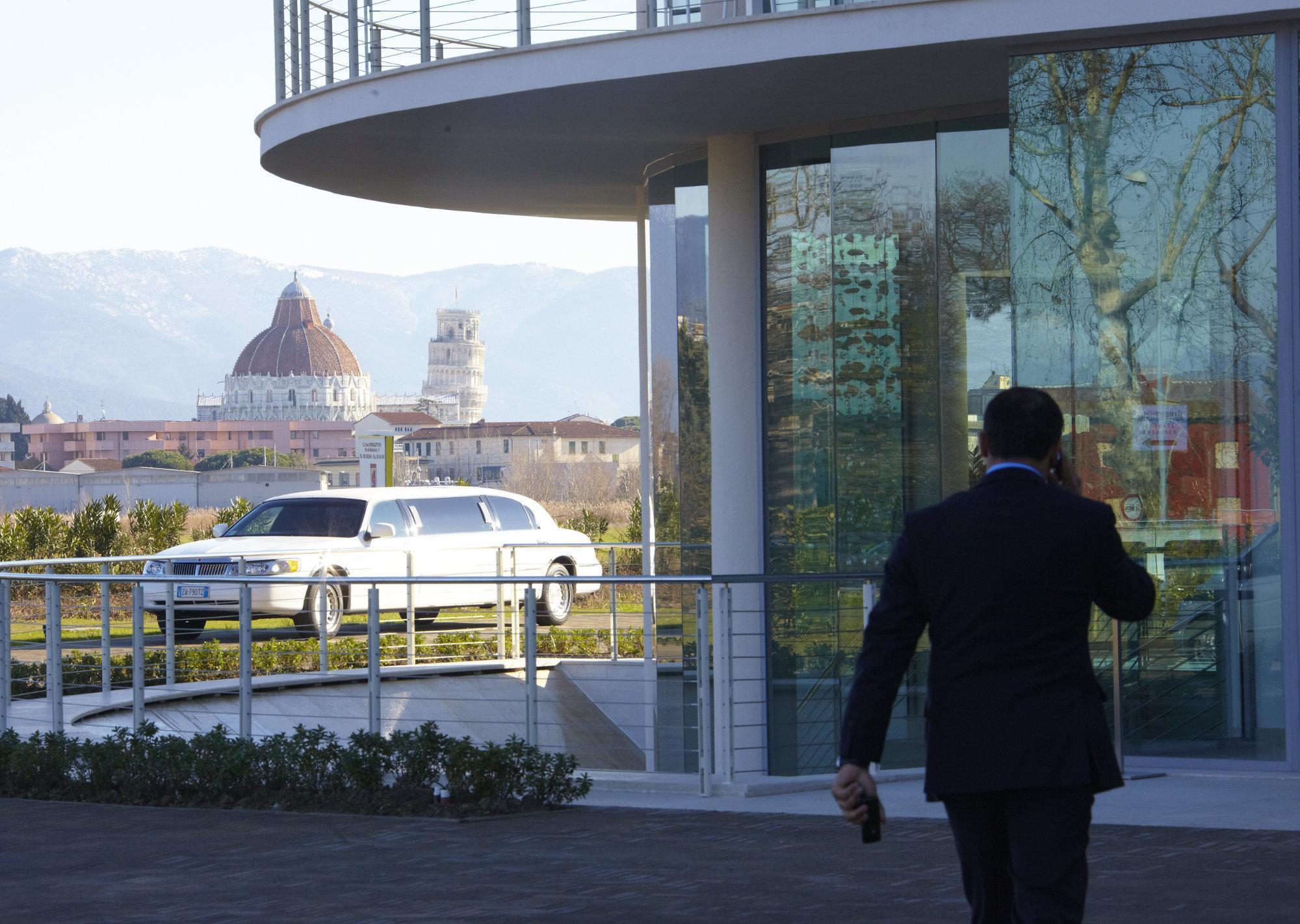 أبيتاليا تاور بلازا بيزا المظهر الخارجي الصورة A chauffeur in Italy